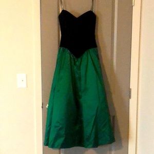 Size 9/10, runs a little small. Strapless black velvet bodice. Worn once.